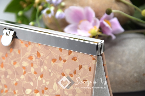 Graupappe-Tasche mit Metall-Verschluss ca. 19,0x6,5x10,0cm | Blumenranken | cappuchino beige | Art. Nr. 97040702